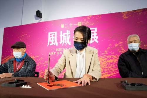 高虹安市長今日出席開幕記者會，並與藝術家一同揮毫書寫春聯。