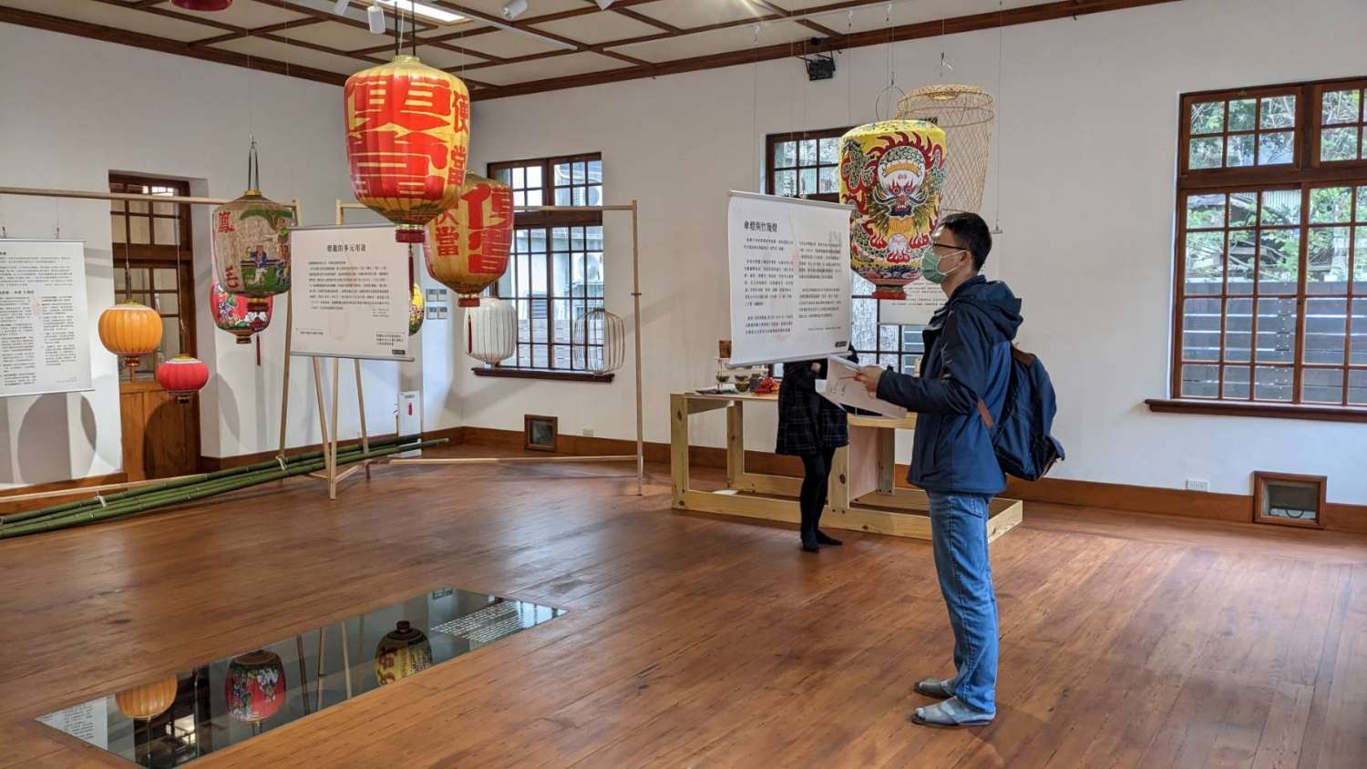民眾參觀新竹少年刑務所演武場「燈，信仰的指引」工藝特展。