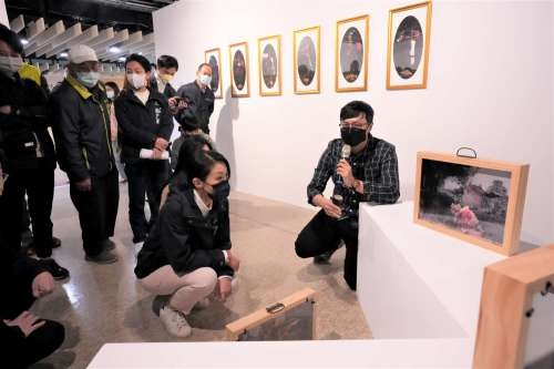 高虹安市長在藝術家湛文甫解說下，欣賞《心念投擲》作品。