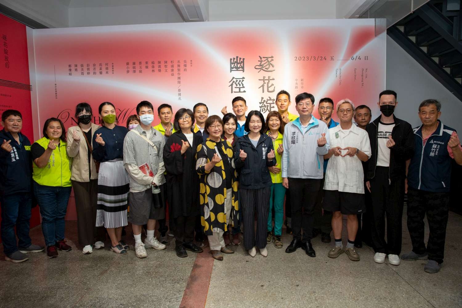 副市長蔡麗清、文化局副局長李欣耀與藝術家、貴賓合影。