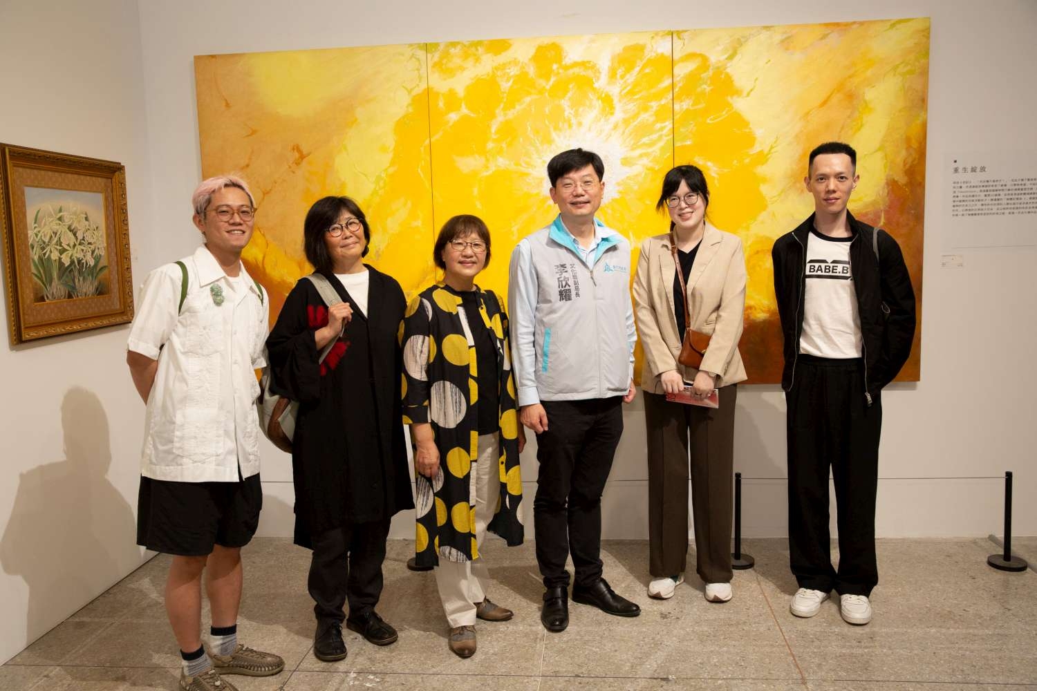 文化局副局長李欣耀於藝術家鄭瓊娟作品《氳》前，與在場藝術家、貴賓合影。