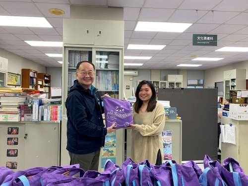 文化局長錢康明(左)親自贈送「寶貝呵護禮」，感謝同仁對家庭及職場所作的貢獻。
