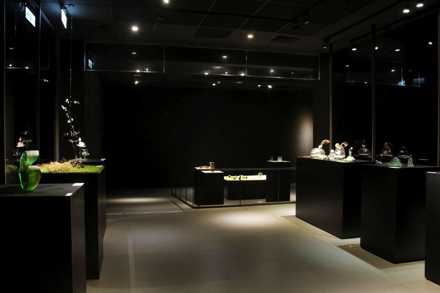 新竹市玻璃工藝博物館現正展出「一矽相承-玻璃藝術師生聯展」。