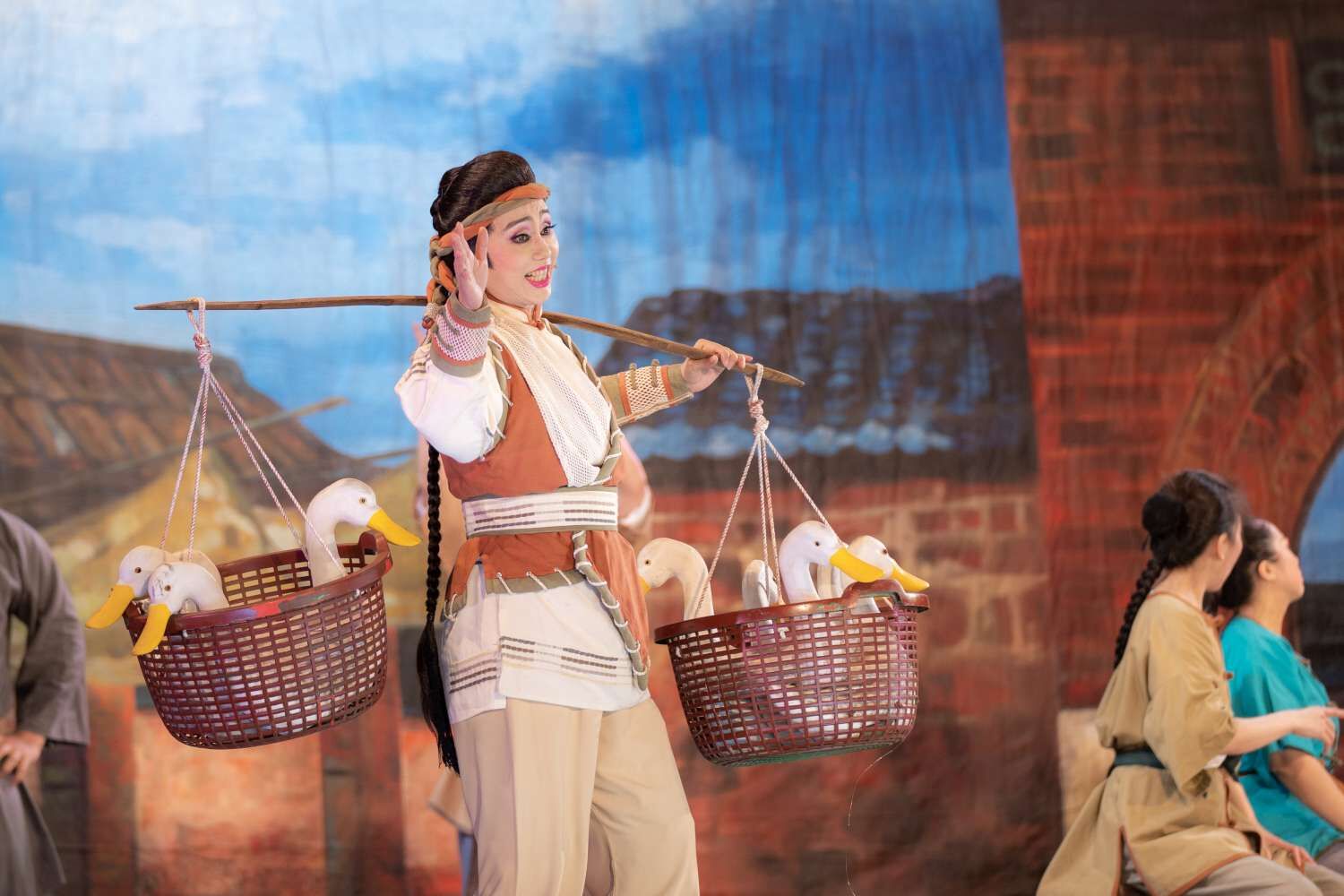 明華園戲劇總團以國語、台語、客語和英語多聲道發聲演出《鴨母王》，由臺灣傳統戲劇無敵小生孫翠鳳領銜主演。