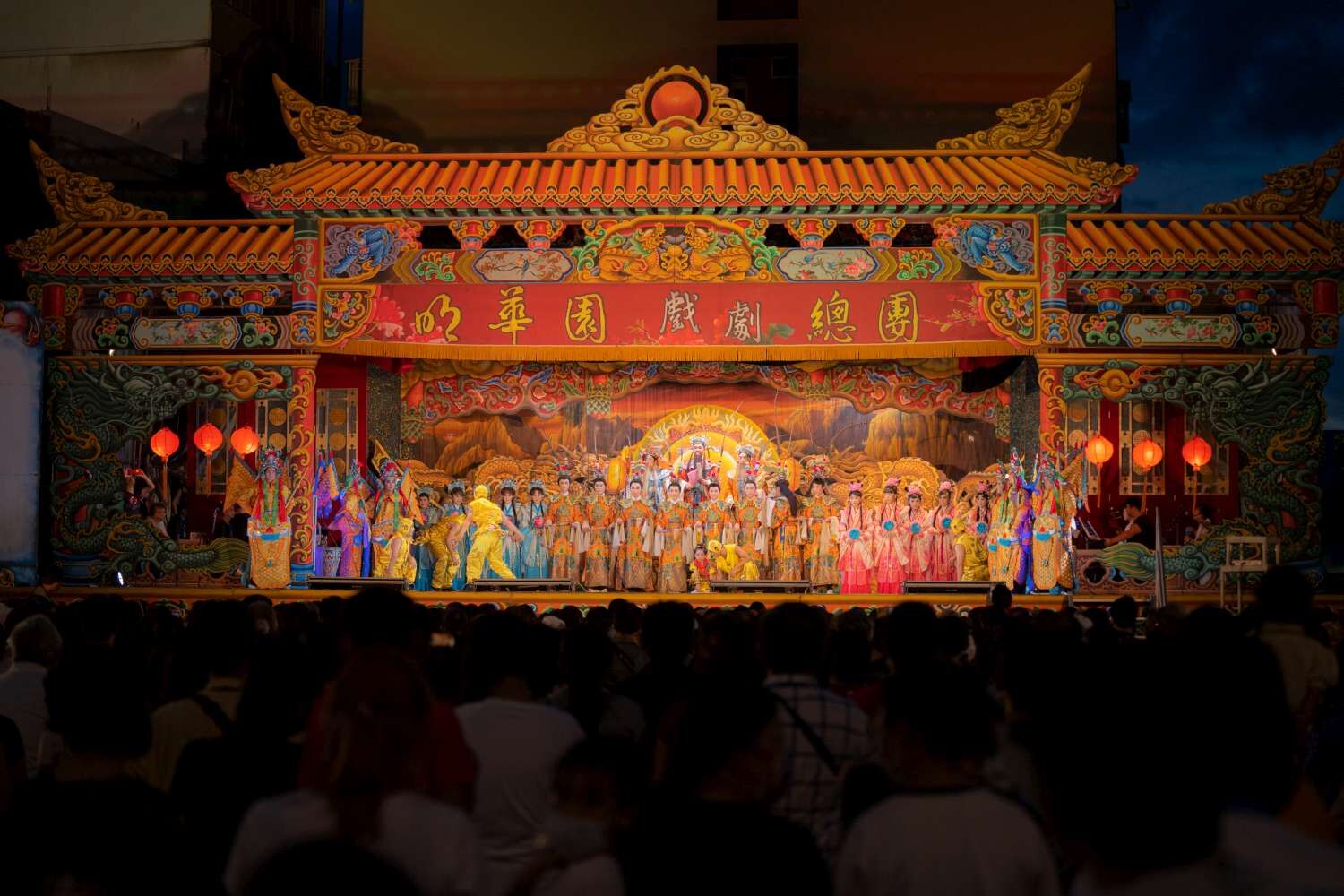 明華園戲劇總團在塹港富美宮帶來《鴨母王》，吸引逾5,000名民眾前來欣賞。