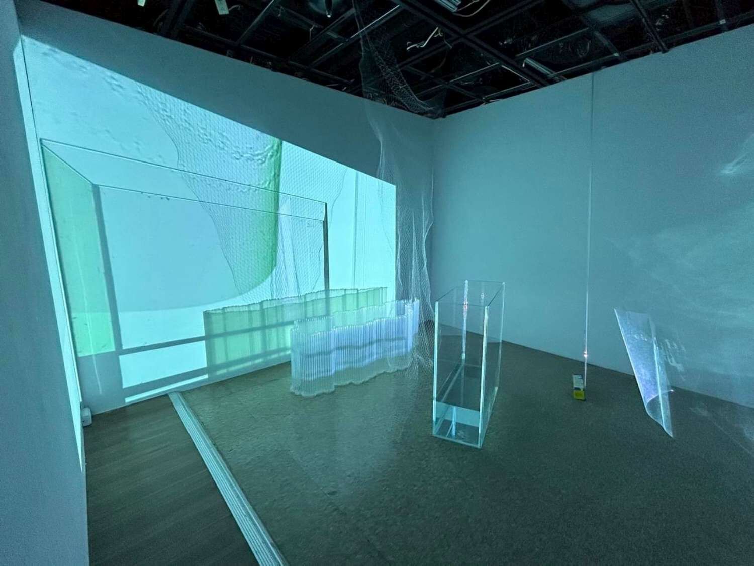 藝術家蔣壽安、鄭芳宜《影像場景三：投影機與透明物件》(資料照)。