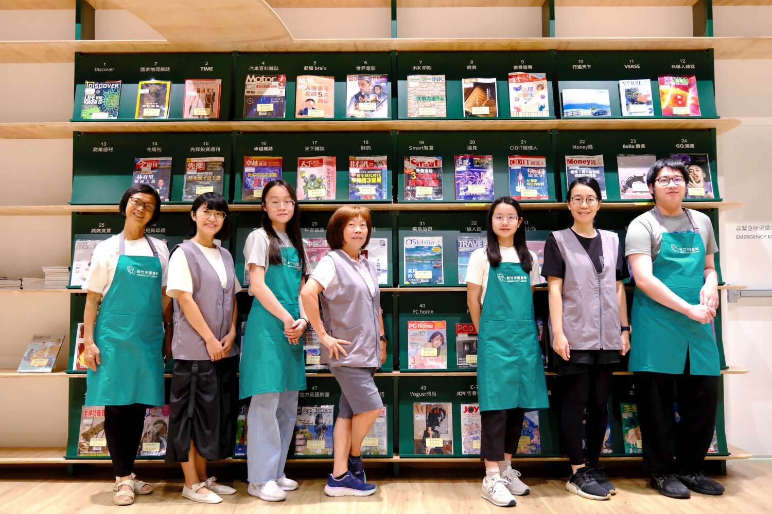 新竹市圖書館館員制服正式亮相，圖為龍山分館館員合影。