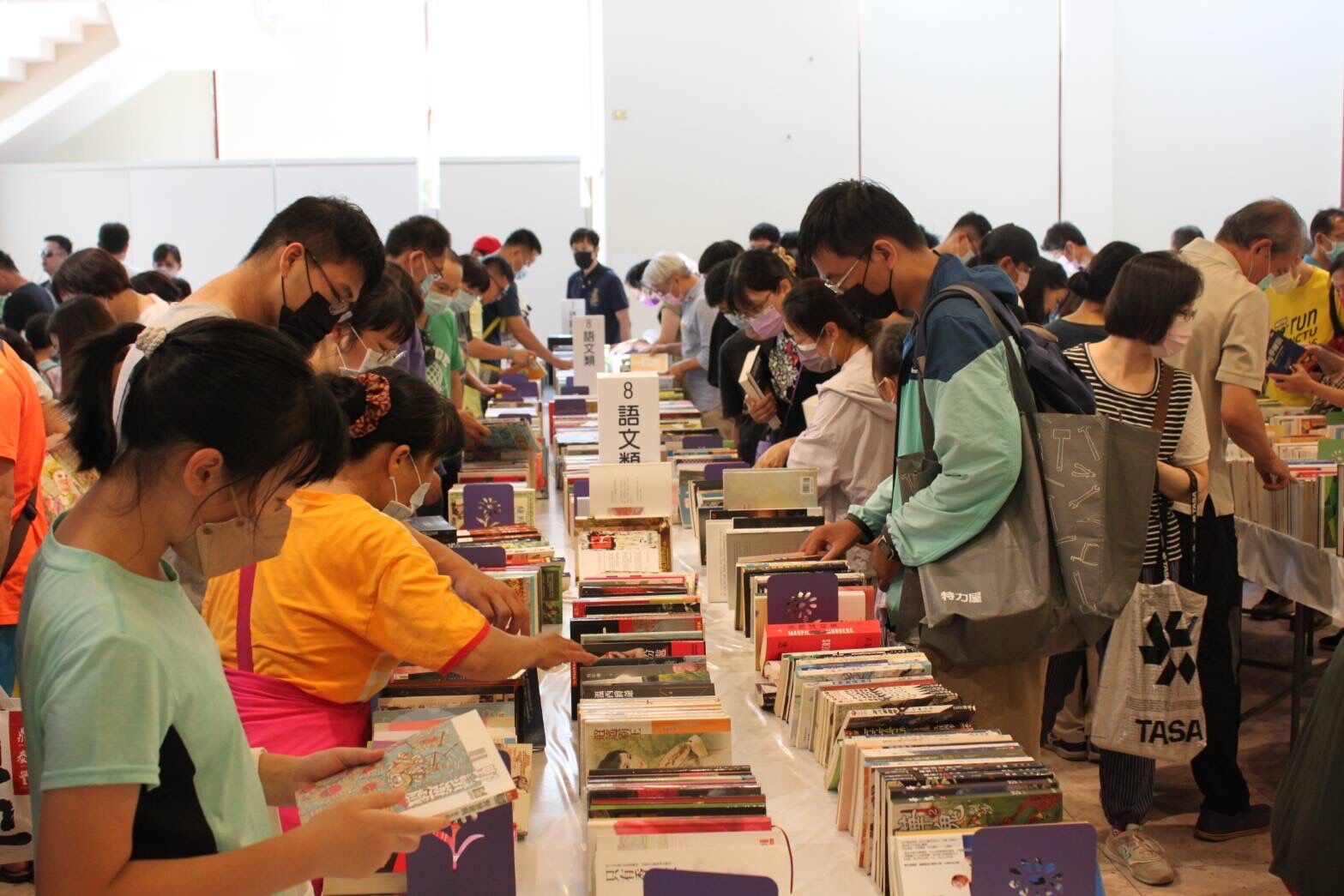 新竹市好書交換活動今天登場，吸引逾500位書迷書海尋寶。