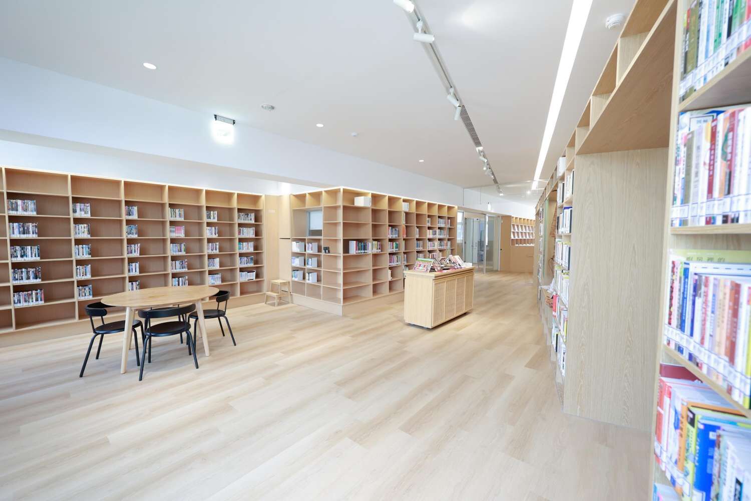 關東分館設計上採用客家工藝常見的竹藤材質，打造客家文化新據點。