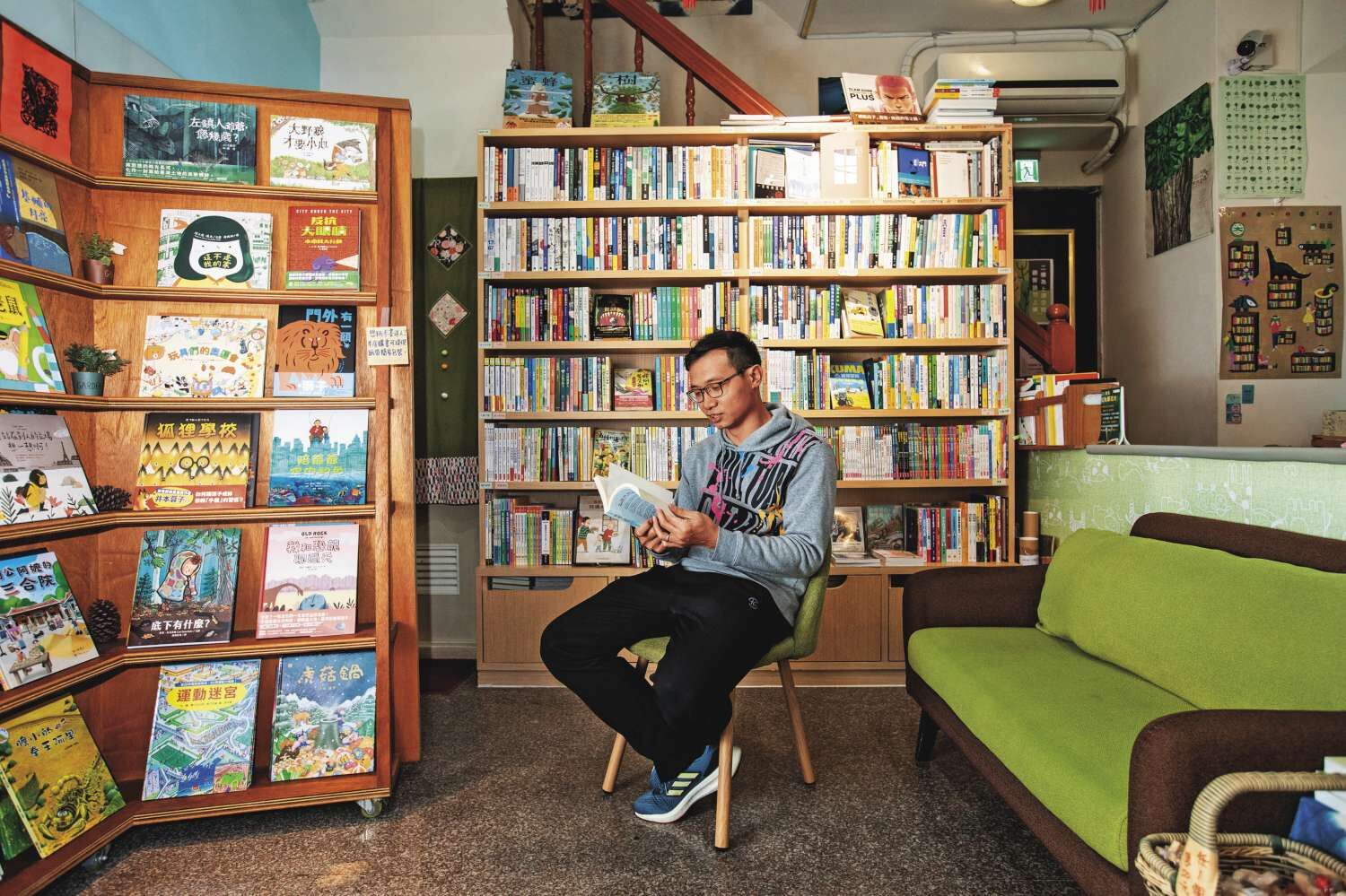 筆耕小書店就像社區小客廳，圖為筆耕小書店共同創辦人蔡文力。