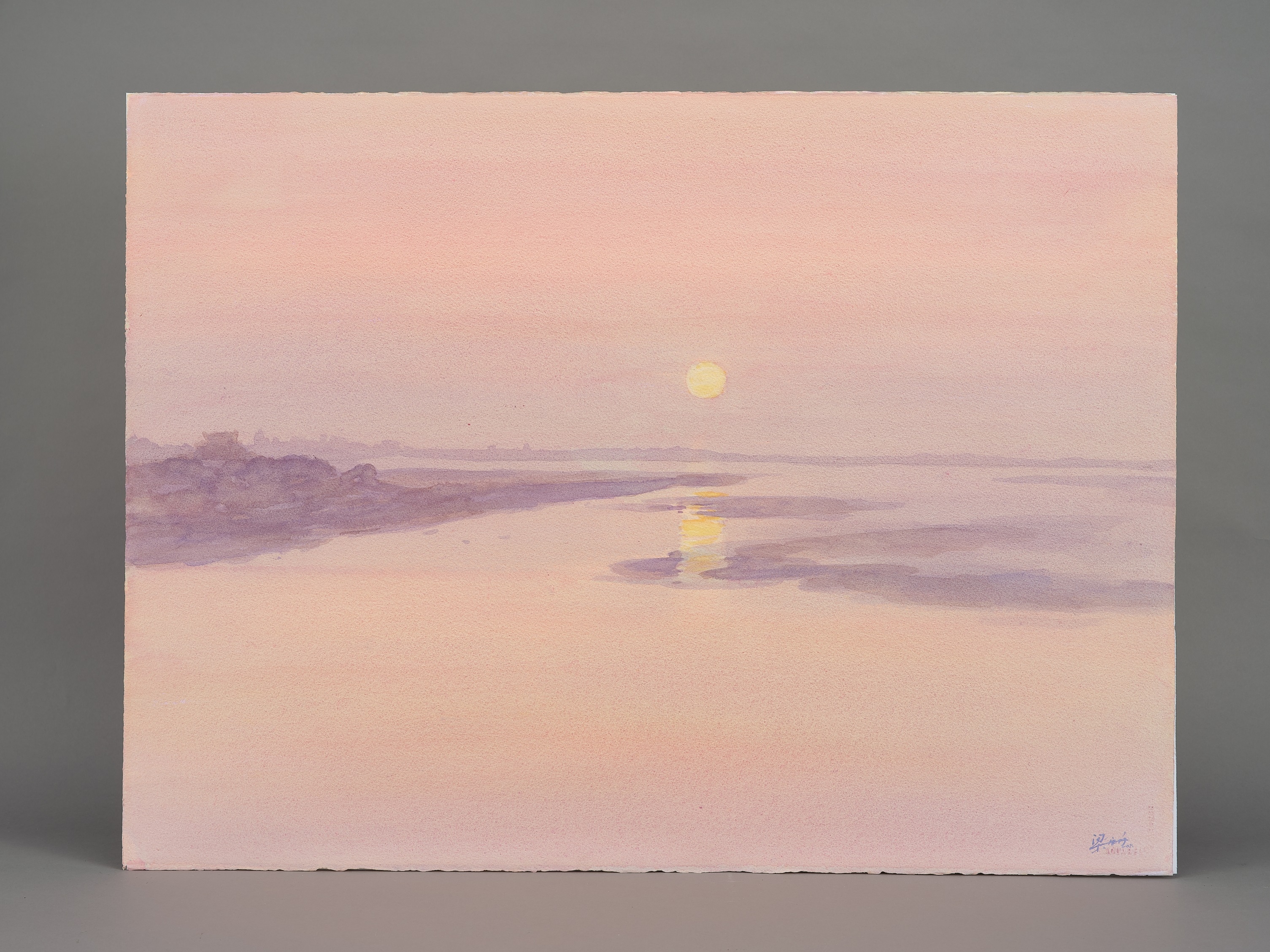 畫家在這作品中所呈現的，是落日時分的沿海美景，天上與地上的餘暉爭艷，將海口渲染成橘紅色調，十分溫暖迷人。||