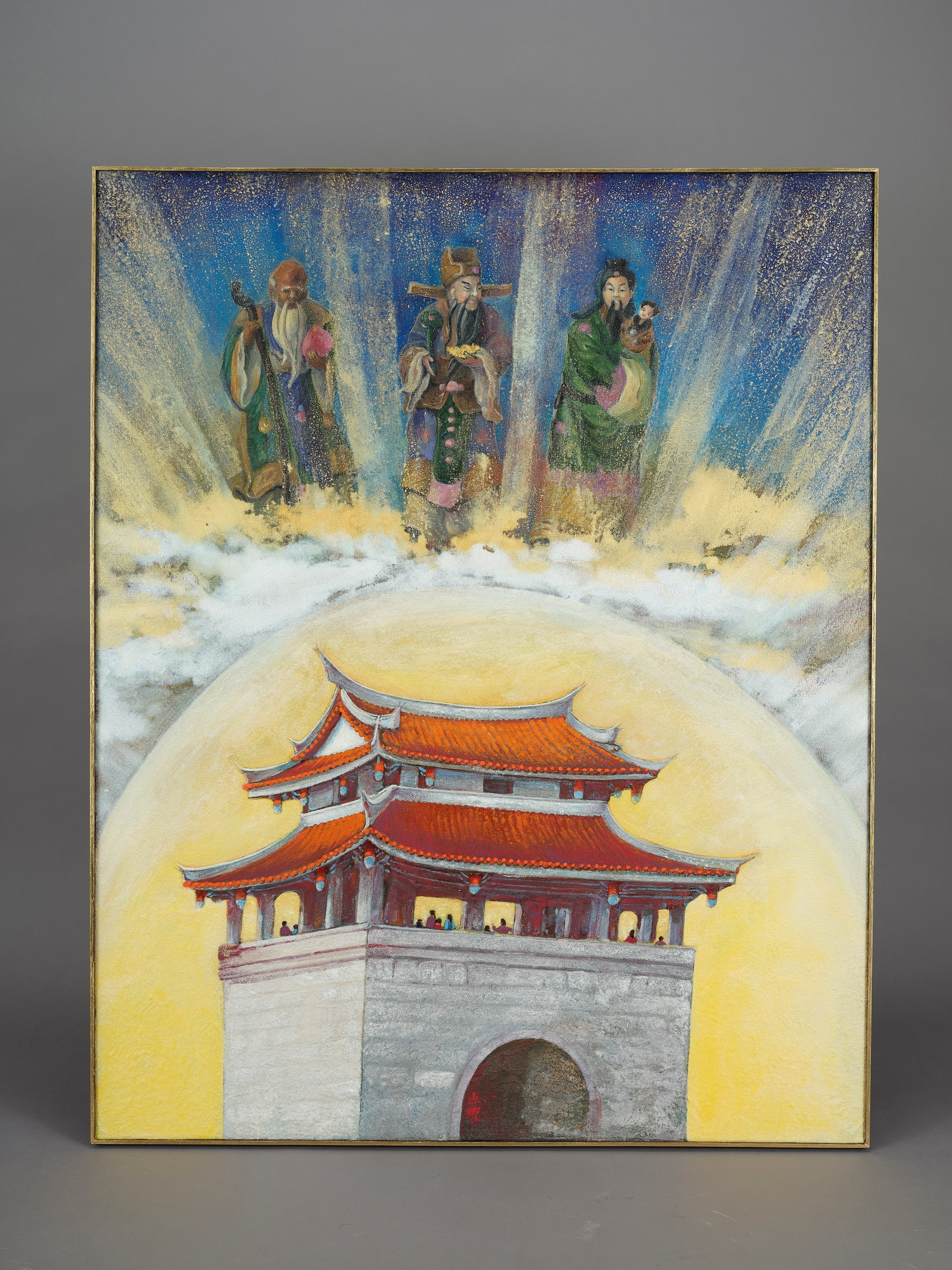 此幅膠彩作品〈迎曦納福〉將新竹的東門城地標與福祿壽三星結合，仙人凌步在彌漫金色光照的雲端，手持各自代表的財富、功名與長壽的法器與象徵物。