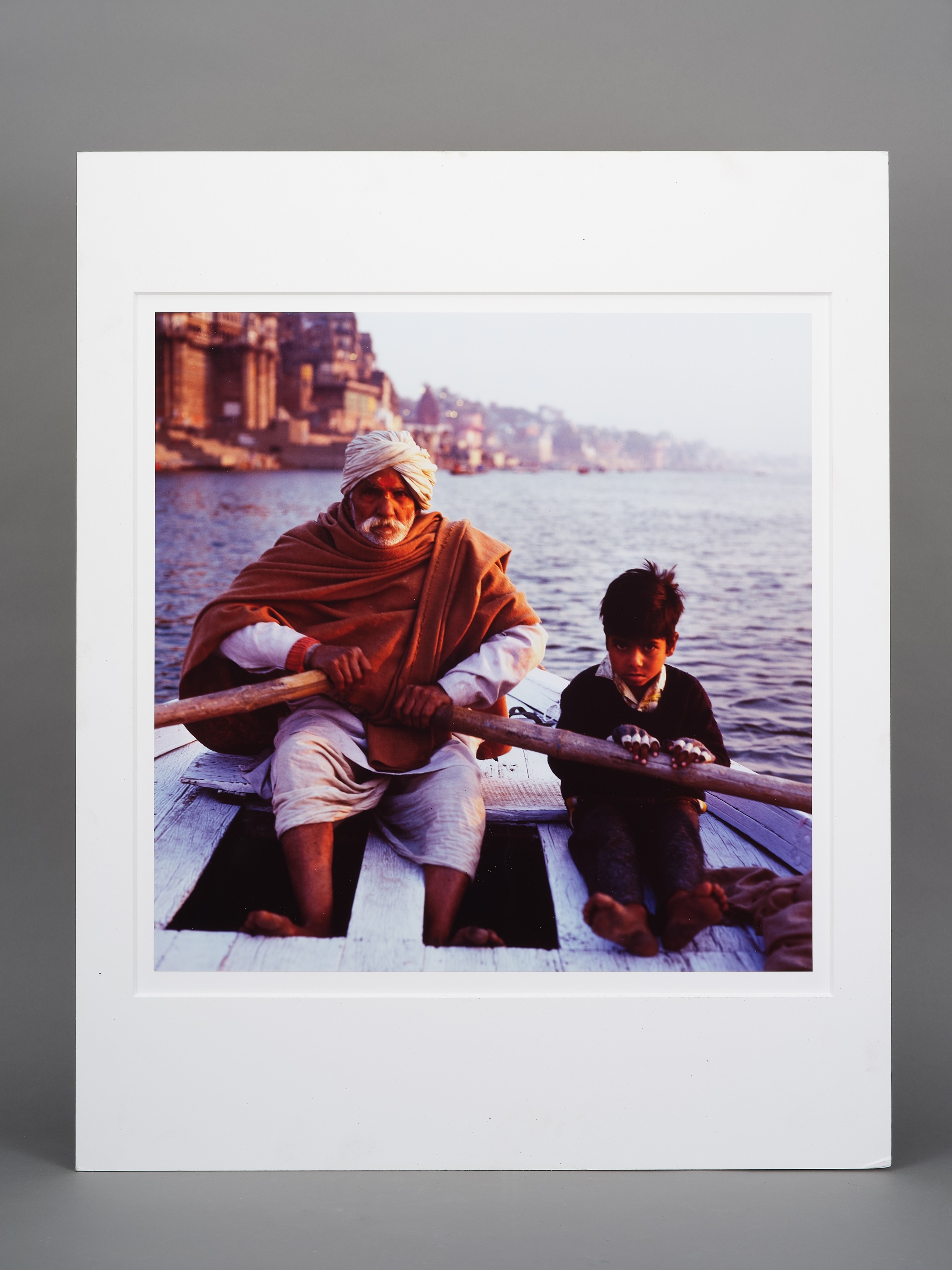 名稱:印度|作者:施安全|這幅拍攝於印度的攝影作品，為老男人與男孩一同划船的景象。