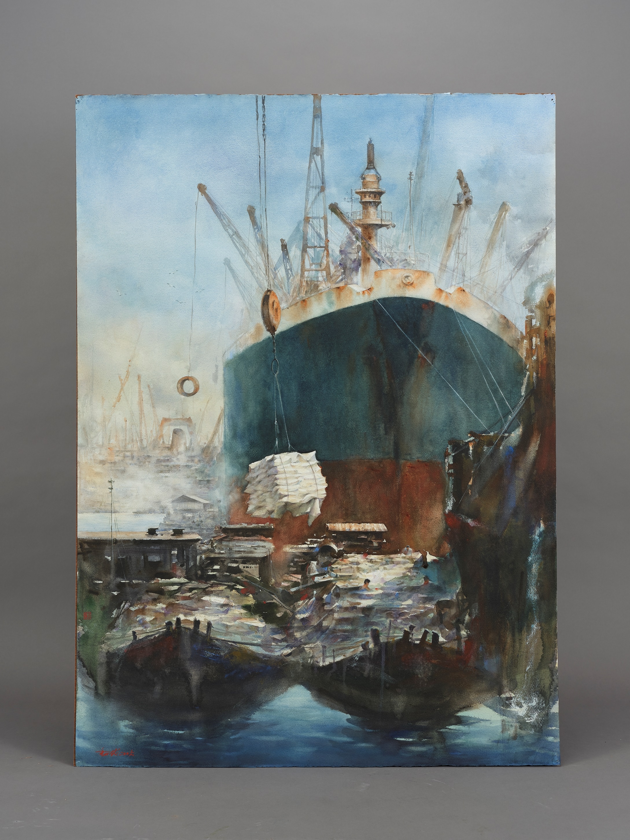 這幅以港口為主題的水彩作品描繪碼頭的貨物吊掛工作，懸吊在半空的貨物與後方的大型船隻成為此畫的中心焦點