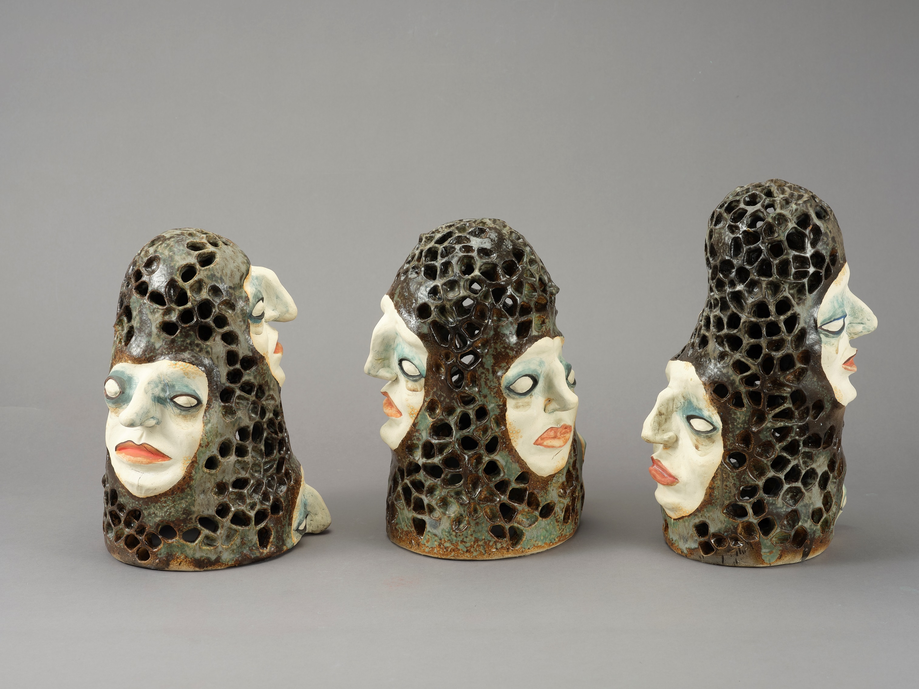 三個看似相同的柱體，依附其上看似相關的面具，藝術家把人的內在情緒心理的多重樣貌，藉由這些人面突顯人際中的複雜關係。