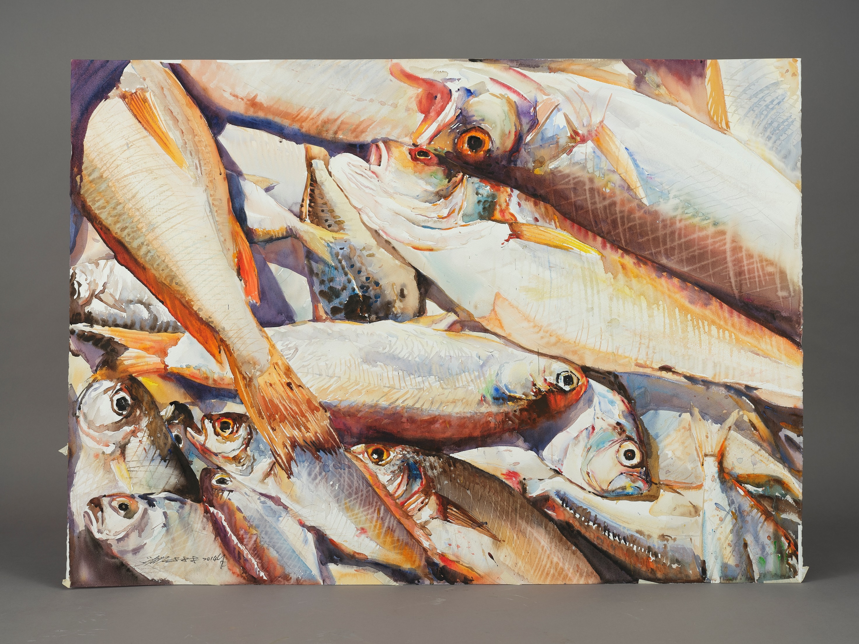 此作描繪相對微觀視角的漁獲，用筆俐落，色彩暈染控制精準，以寫實的手法重現漁獲的光澤與新鮮感。