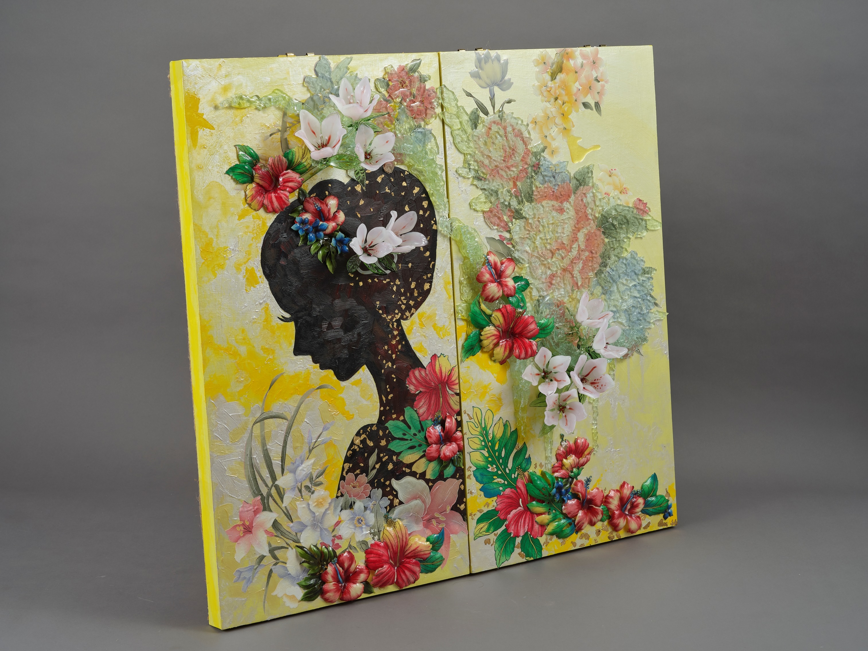 品中女人側邊肖像以黑色剪影呈現，對比色彩繽紛的繁花，立體與平面的花朵交織，超現實的如同夢境般。藝術家發掘出玻璃無限的創意及其技法的多樣性。