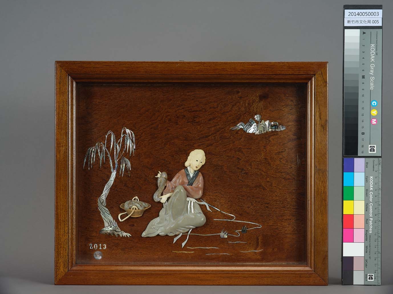 〈西施浣紗〉這件作品在構圖上以中間女子為核心，一旁的柳樹和浣紗籃刻畫細膩，幾道水紋和遠方的樹石山景帶出景深。