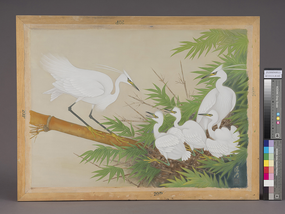 本件作品為絹本設色之膠彩畫一幅，描繪一對白鷺鷥於竹林間哺育幼雛之景。右下角可見作者落款「深州」，鈐印「深洲」。