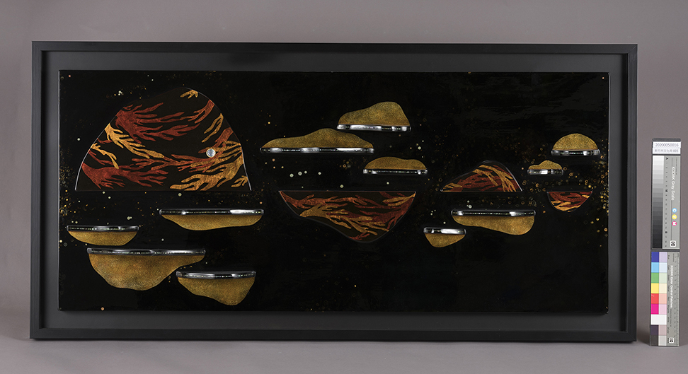 名稱:生命旅途最美好的遇見|作者:龍美君|本件漆藝立體作品運用複合媒材，於深黑色背景中表現山岳之景，於2020年獲得新竹美展竹塹獎。