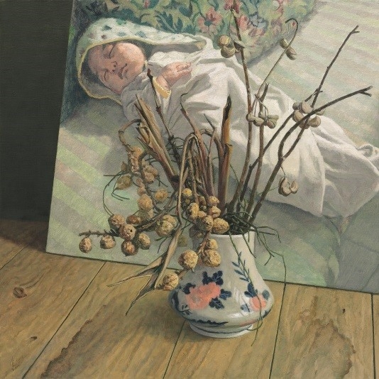 畫面以「畫中畫」形式描繪畫家工作室冬日一角，透過花瓶中乾燥月桃蒴果，對照工作臺上尚未完成之襁褓嬰兒畫作，表達生命興替之感懷。