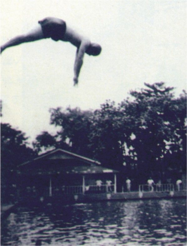 辛校長跳水，揭開水上運動會的序幕